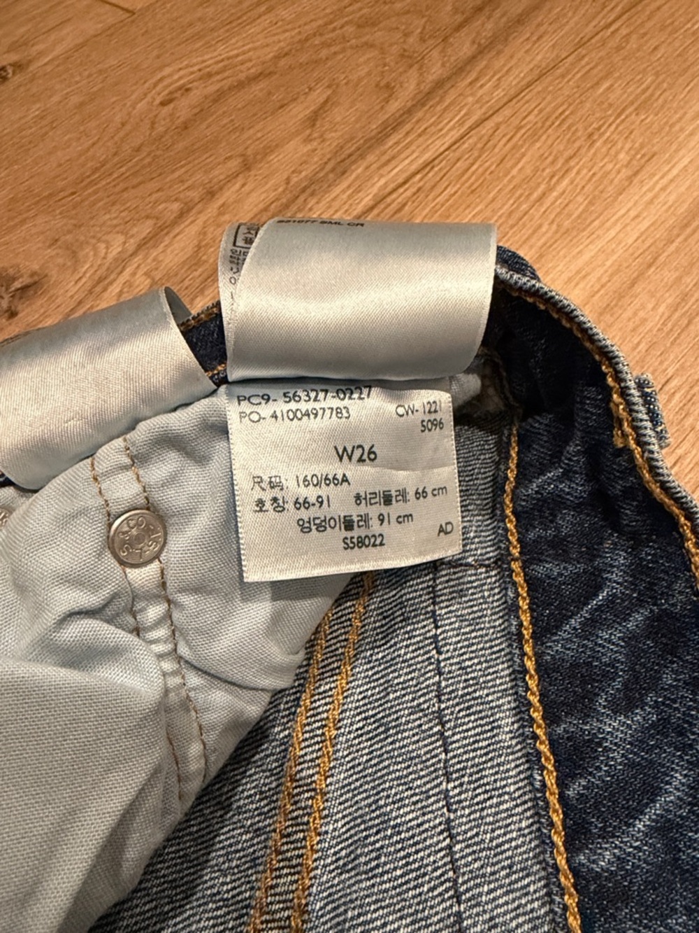 Levi's Women's Blue Denim Frayed Hem Cutoff Shorts - Picture 2 of 2